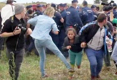 Despiden a camarógrafa húngara por agredir a inmigrantes