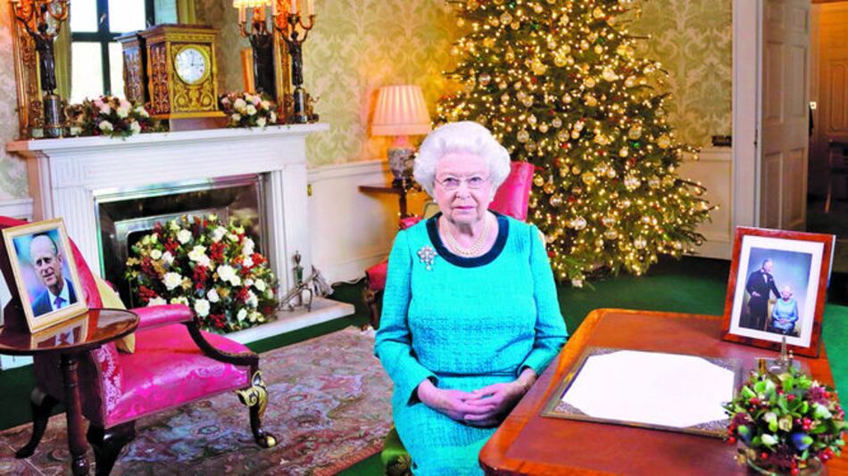 Reina Isabel II anula su presencia en misa de Navidad