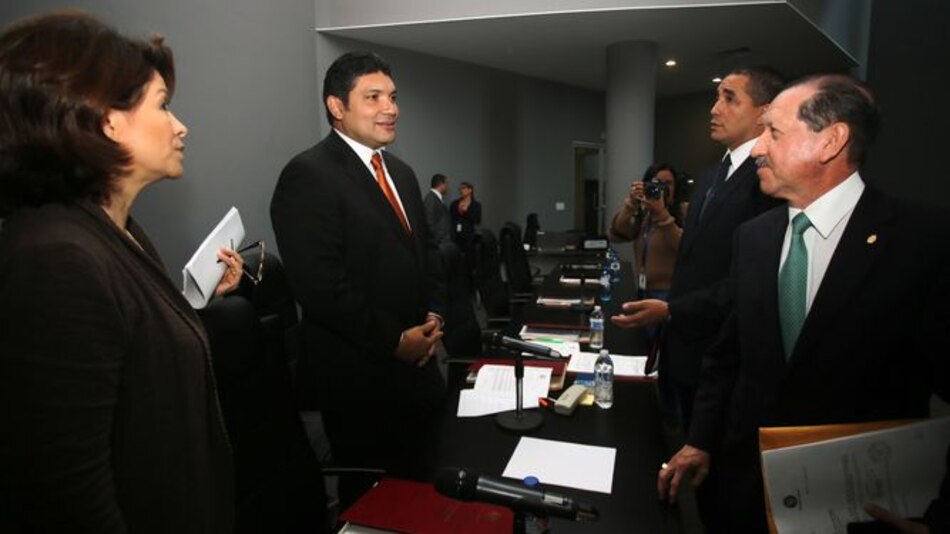 Comisión evade propuesta para eliminar cambios a la Ley de Contrataciones Públicas