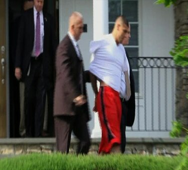 Jugador de la NFL Aarón Hernández es detenido en su casa