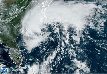 La tormenta tropical Ophelia toca tierra en Carolina del Norte con fuertes vientos