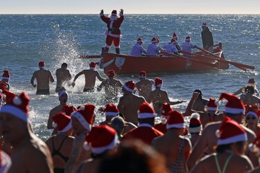 Tradicional baño navideño de Valras, al sur de Francia