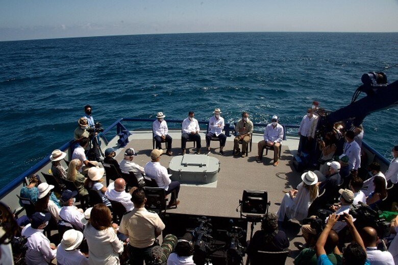 Ecuador extiende su reserva marina hasta la de Costa Rica para proteger fauna marina