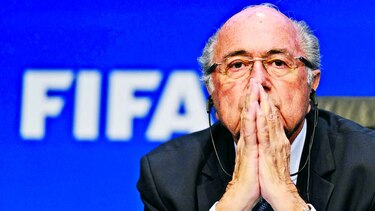 La UEFA prepara ataque contra Blatter