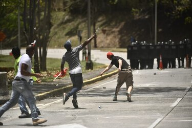 Sindicalistas se enfrentan a antimotines cerca del Parlatino, sede del diálogo de la CSS
