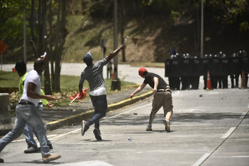 Sindicalistas se enfrentan a antimotines cerca del Parlatino, sede del diálogo de la CSS