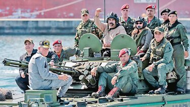 Nicolás Maduro supervisa ejercicios militares para mostrar poderío