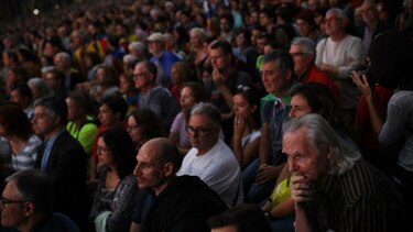 Puigdemont asume 'mandato' independentista, pero pide suspenderlo para dialogar