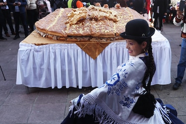 Bolivia reivindica su gastronomía preparando el sándwich de chola ‘más grande del mundo’