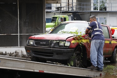 Ministro Navarro adjudica contrato para mantenimiento a flota de vehículos por $599 mil
