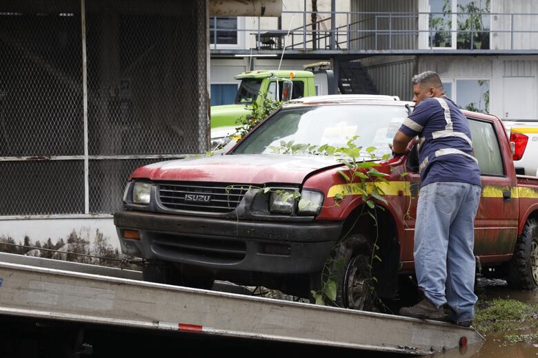 Ministro Navarro adjudica contrato para mantenimiento a flota de vehículos por $599 mil