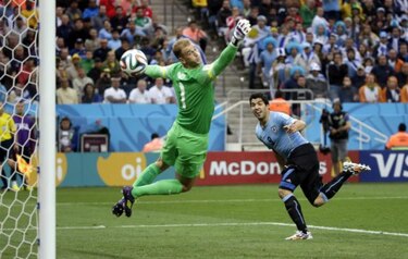 Luis Suárez le da victoria a Uruguay sobre Inglaterra