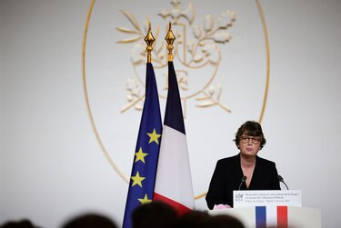 La presidenta del Louvre presenta su dimisión tras las numerosas crisis del museo