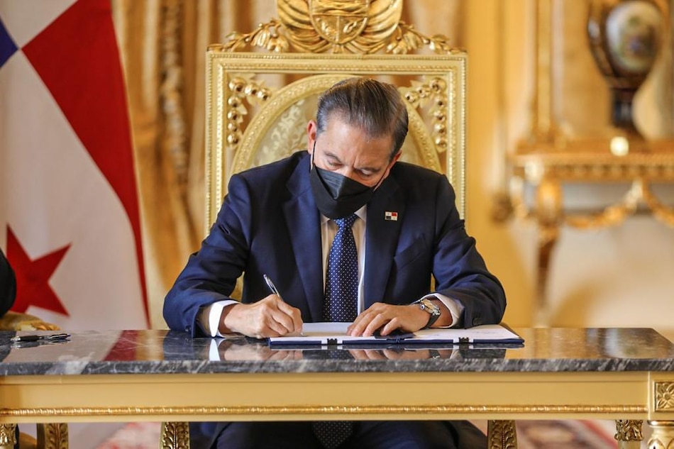 Cortizo sanciona la ley que incentiva la movilidad eléctrica