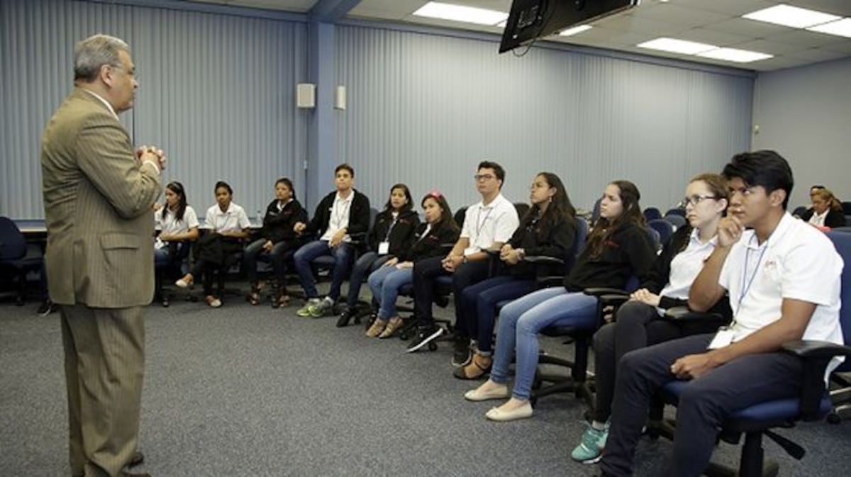 La academia de los finalistas del Concurso Nacional de Oratoria
