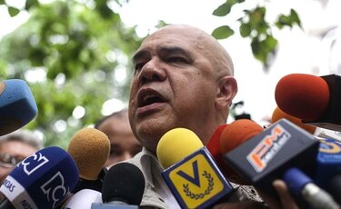 Oposición presenta 1.85 millones de firmas para activar revocatorio contra Maduro