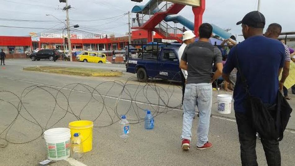 Moradores de la barriada El Palmar protestan en la vía Interamericana