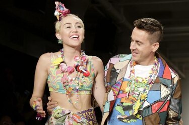 Miley Cyrus se comporta sorprendentemente bien en el desfile de Jeremy Scott
