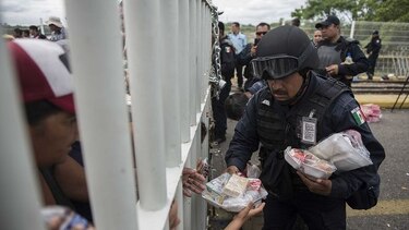 México decide abrir su frontera con Guatemala a mujeres y niños