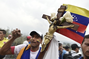 Venezuela: dos muertos y al menos 285 heridos; ordenan regreso de camiones con ayuda