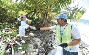 Las Perlas se sacude el plástico