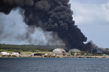 El presidente de Cuba alerta de la peligrosidad del incendio de Matanzas: ‘No podemos confiarnos’