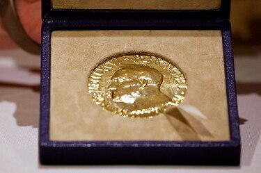 Periodista ruso vende en 103.5 millones su medalla de Nobel para ayudar a Ucrania