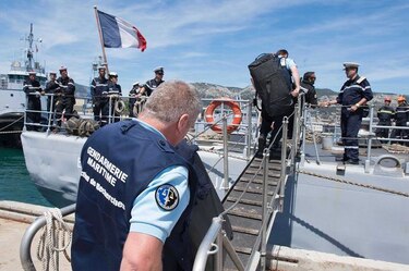 Hallan restos humanos y de avión cerca de Alejandría