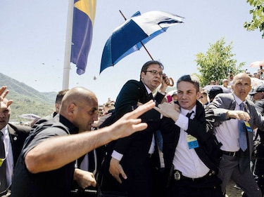 Apedrean en la cabeza al primer ministro de Serbia durante acto público