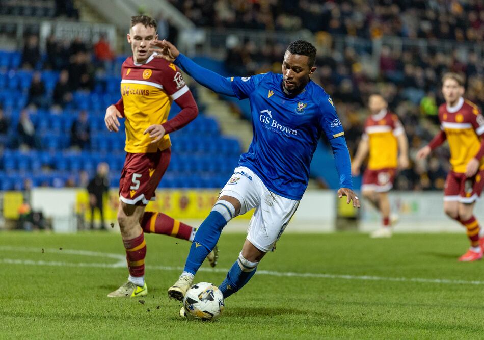 Víctor Griffith sale lesionado en la derrota del St. Johnstone