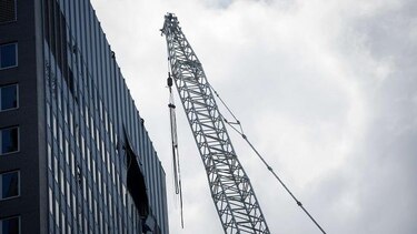 Cae la carga de una grúa en Nueva York: 10 heridos