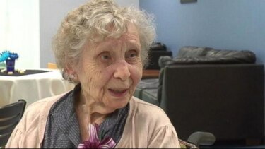 Jessie White se gradua de la U con 99 años