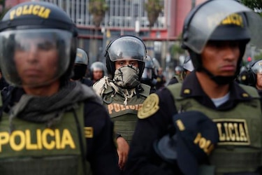 Manifestantes peruanos incendian puesto aduanero en la frontera con Bolivia