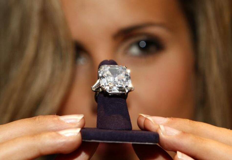 Exponen las joyas y obras de arte de Liz Taylor antes de subasta