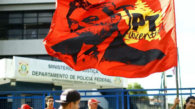 Decenas de militantes impiden a Lula entregarse a la policía