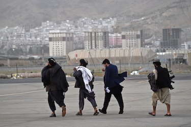 Primera evacuación de Kabul tras la marcha de Estados Unidos; la ONU llama al ´diálogo’