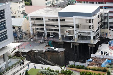 Un gran socavón frente a un hospital de Tailandia obliga a evacuar a los pacientes