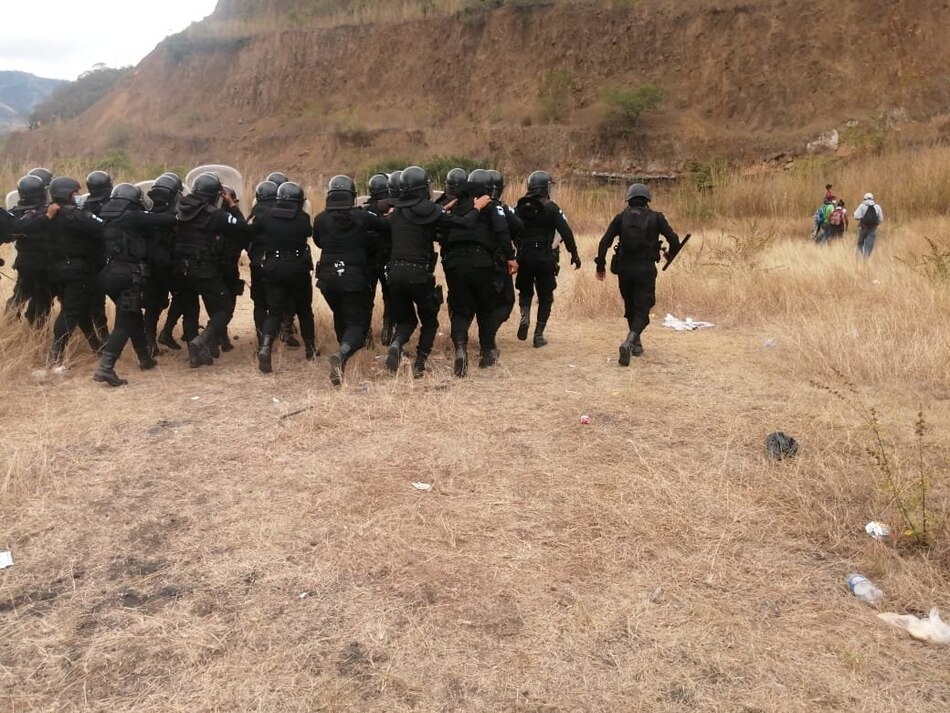 Policía de Guatemala dispersa caravana migrante y libera carretera bloqueada