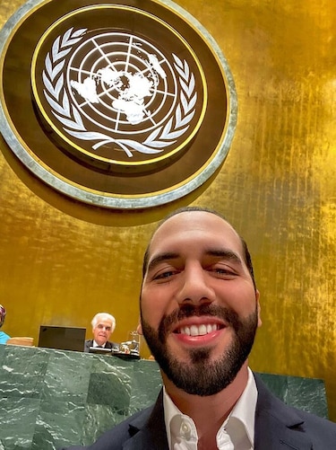 Bukele se toma 'selfi' en estrado de la ONU para denunciar su ‘formato obsoleto’