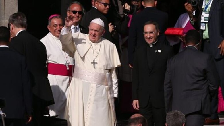 El papa le dice a los sacerdotes y religiosos que entiende su 'cansancio'