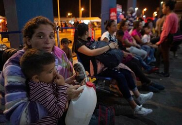 Venezolanos apuran el paso por Ecuador ante medidas