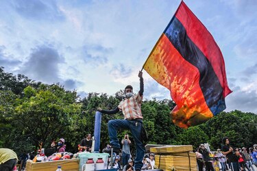 Duque pide el fin de los bloqueos viales en medio de diálogos para apaciguar la crisis en Colombia