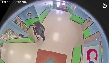 Video de la escuela de Uvalde muestra a oficiales aguardando durante matanza