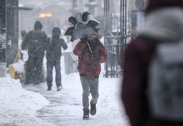 Inclemente tormenta invernal azota este de Estados Unidos y obliga a cancelar miles de vuelos
