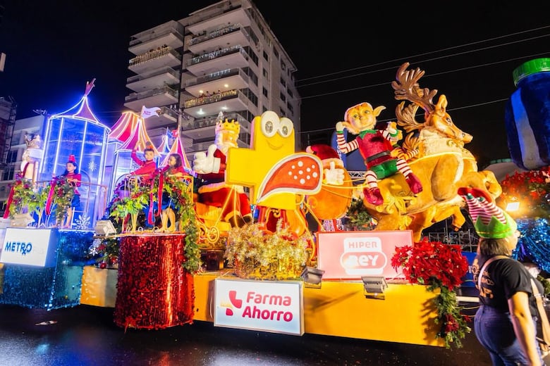 Más de 300 mil personas en el desfile de Navidad de ciudad de Panamá