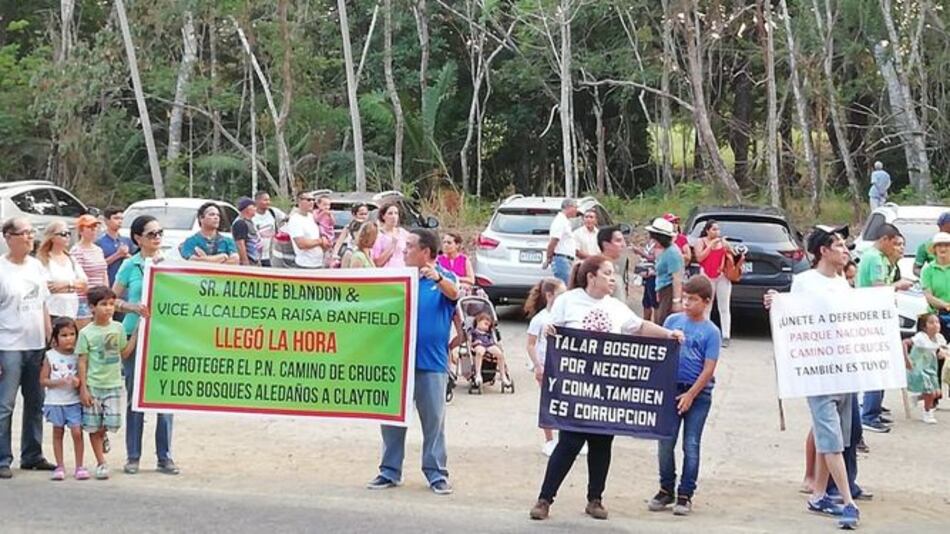 Vecinos de Clayton marchan en defensa de los bosques