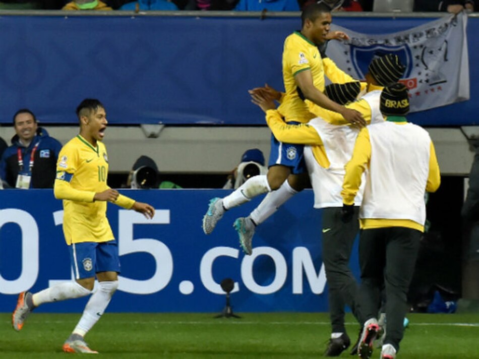 Brasil logra agónico triunfo 2-1 ante Perú en su debut en la Copa América