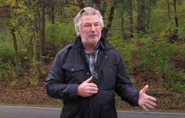 Alec Baldwin contrató a exfiscal federal para enfrentar demandas por tiroteo mortal