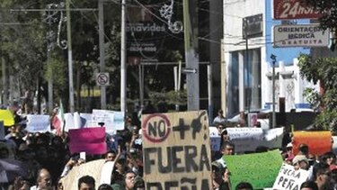 Policía dispara contra manifestantes en Sonora