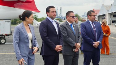Embajador Cabrera presencia traslado aéreo de migrantes desde Panamá a Colombia